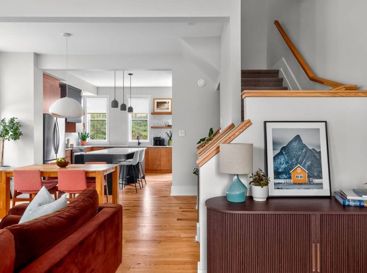 Salle à manger et salon d'une maison construite par Exo Construction à la ferme hendrick à Chelsea, QC